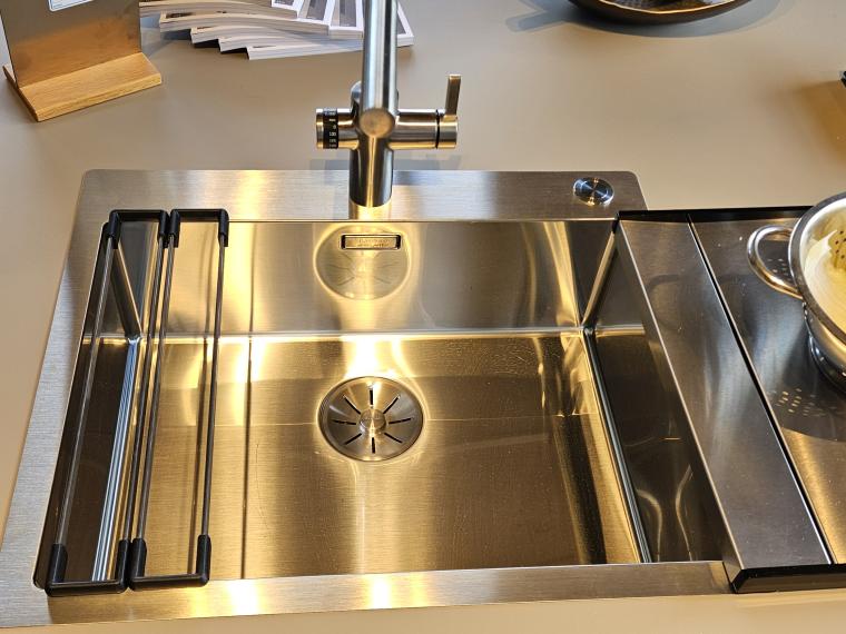 Hochwertige Next125 Küche mit Bora Professional und Miele Elektrogeräten