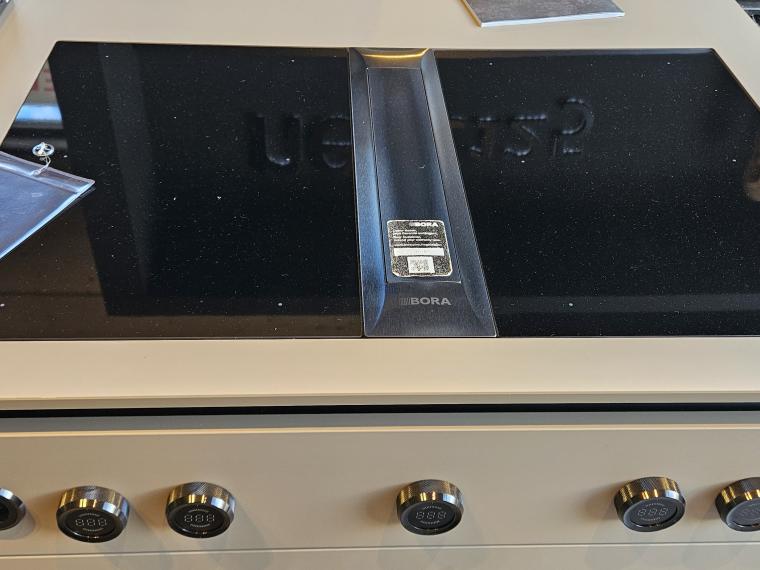 Hochwertige Next125 Küche mit Bora Professional und Miele Elektrogeräten