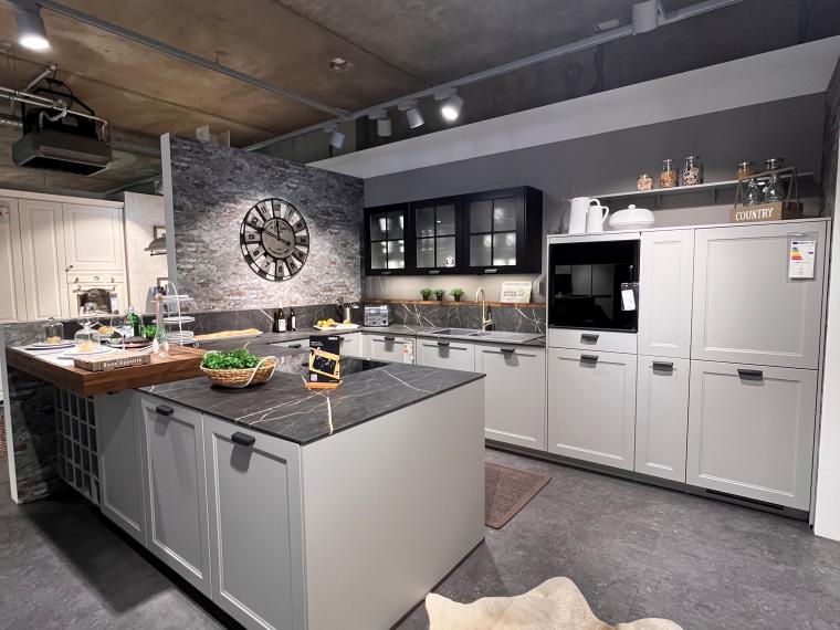 Koje 14 Moderne Landhausküche mit hochwertigen Geräten