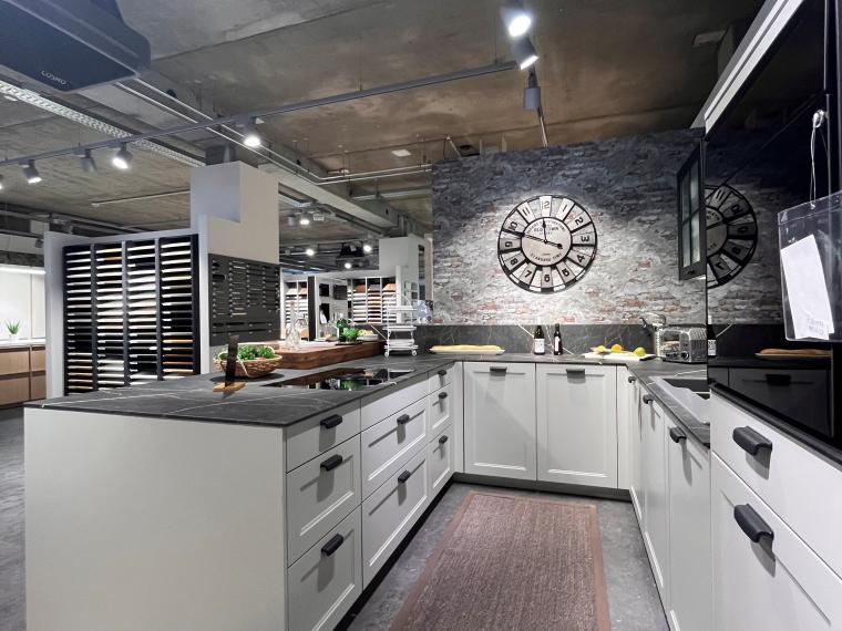 Koje 14 Moderne Landhausküche mit hochwertigen Geräten