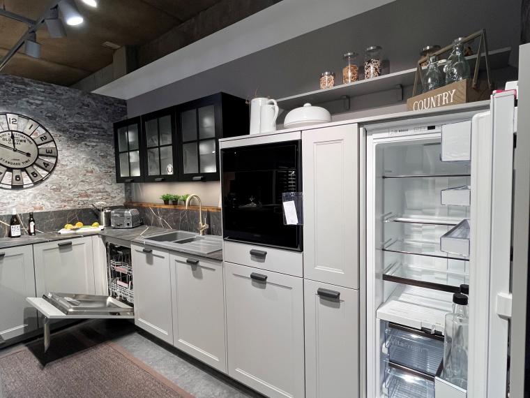 Koje 14 Moderne Landhausküche mit hochwertigen Geräten