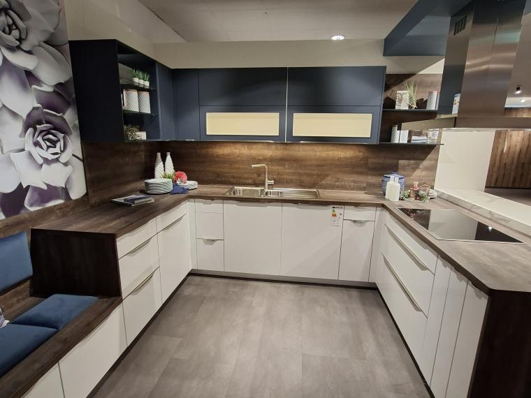 KOJE 10 - Moderne U-Küche mit Marmor-Optik-Theke