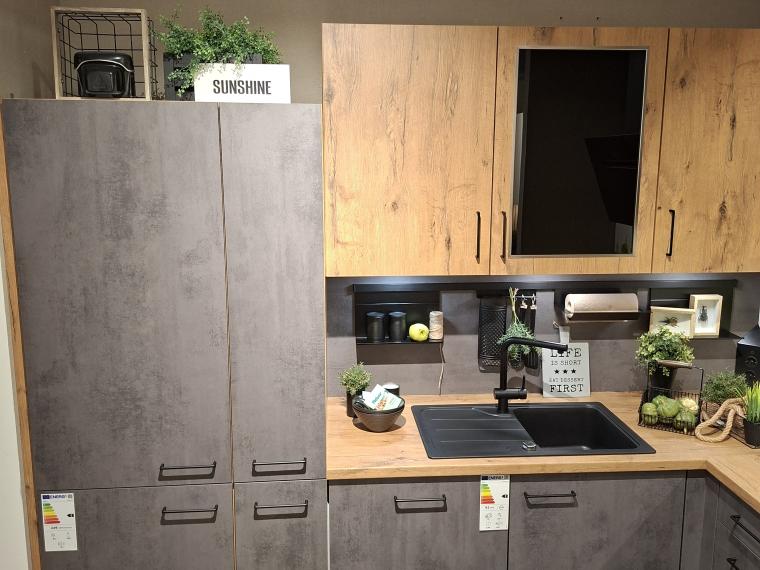KOJE 8 - Moderne Einbauküche in Beton- & Holzoptik mit Bosch-Geräten (Herd-Backwagen)