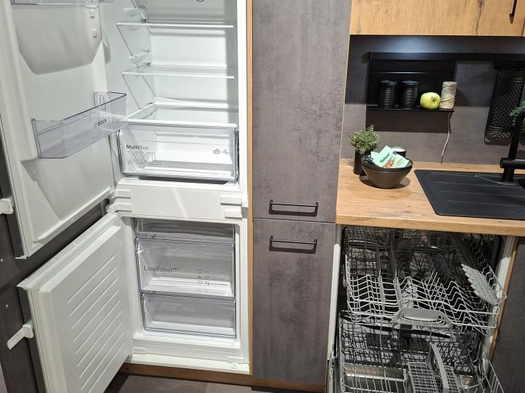 KOJE 8 - Moderne Einbauküche in Beton- & Holzoptik mit Bosch-Geräten (Herd-Backwagen)