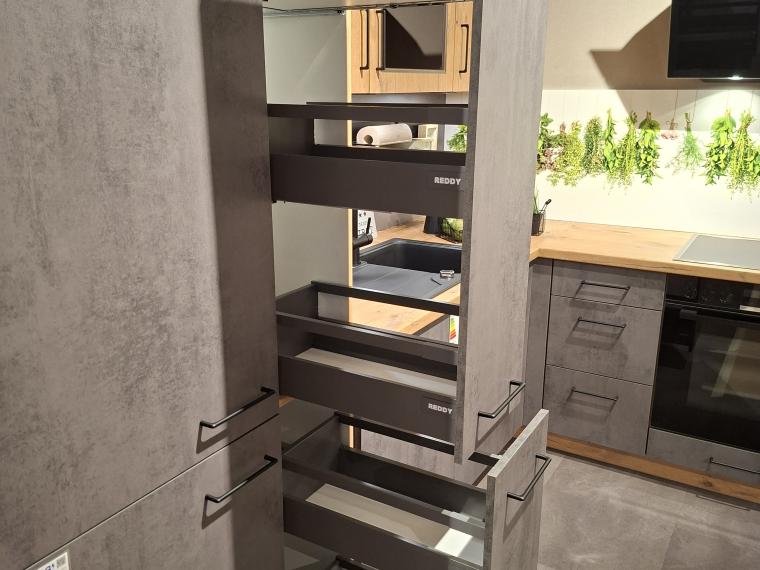 KOJE 8 - Moderne Einbauküche in Beton- & Holzoptik mit Bosch-Geräten (Herd-Backwagen)