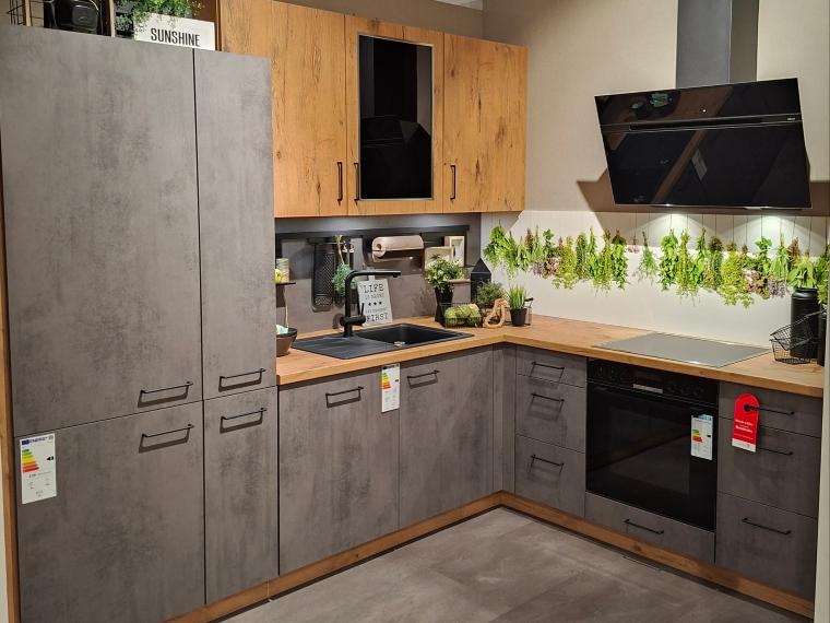 KOJE 8 - Moderne Einbauküche in Beton- & Holzoptik mit Bosch-Geräten (Herd-Backwagen)