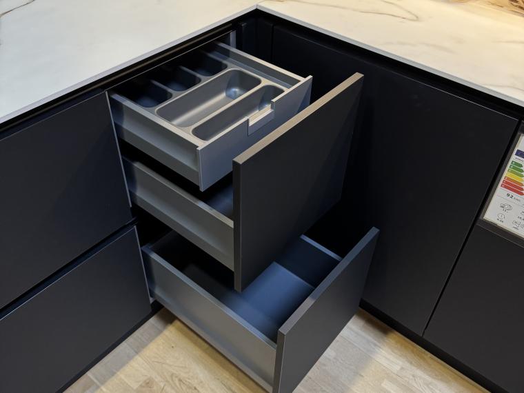 AV2135 GL Schwarz Matt Moderne Eleganz in Schwarz Matt