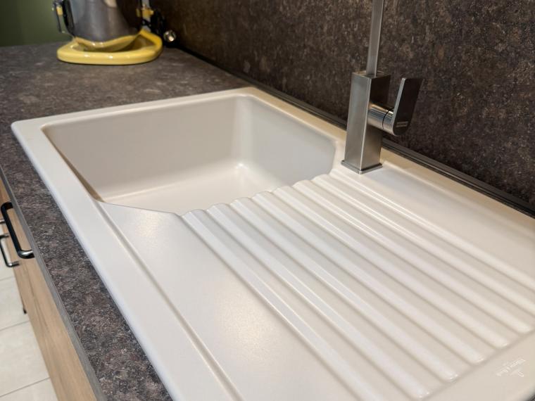 Moderne Küche in Holzoptik Alteiche mit grünen Elementen