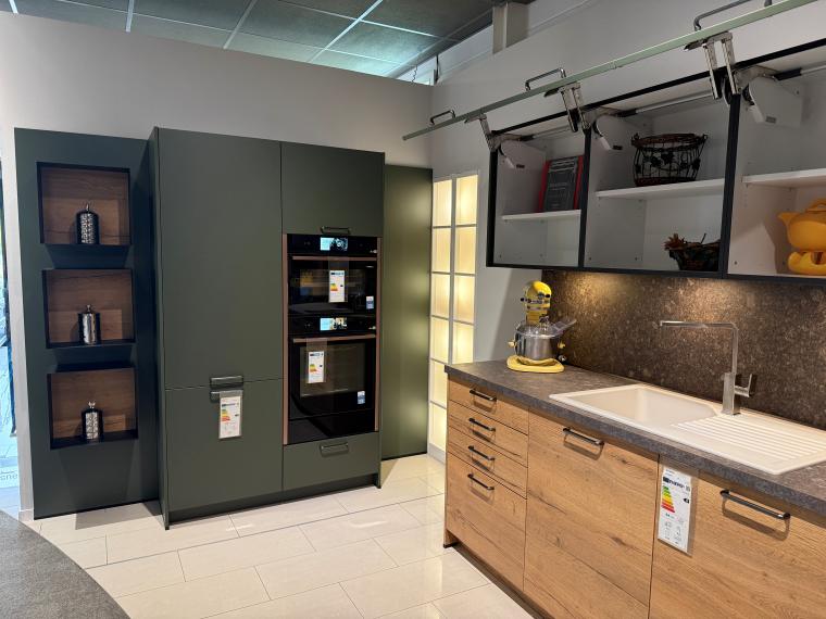 Moderne Küche in Holzoptik Alteiche mit grünen Elementen