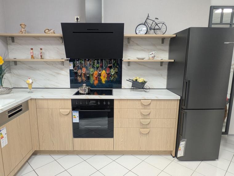 Wunderschöne L-Küche mit freistehendem Kühlschrank und großer Dunsthaube in schwarz matt