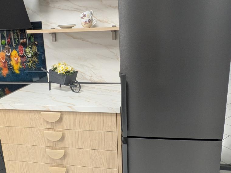 Wunderschöne L-Küche mit freistehendem Kühlschrank und großer Dunsthaube in schwarz matt