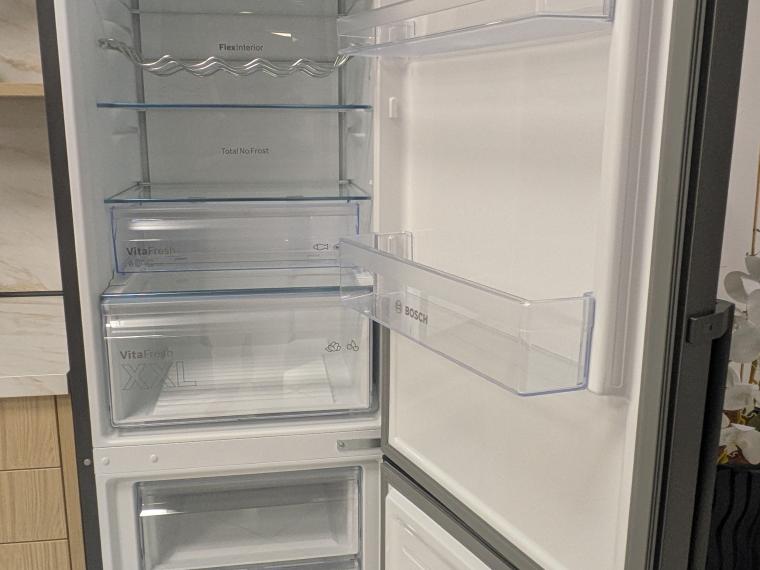Wunderschöne L-Küche mit freistehendem Kühlschrank und großer Dunsthaube in schwarz matt