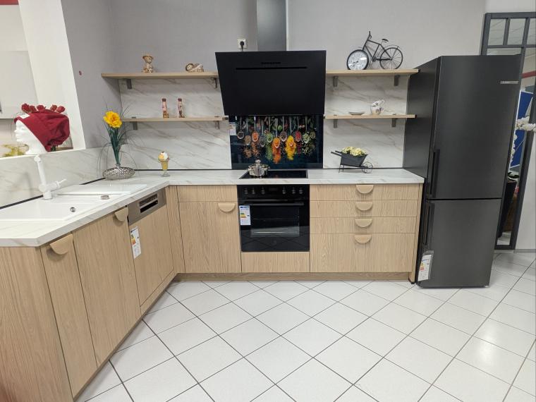 Wunderschöne L-Küche mit freistehendem Kühlschrank und großer Dunsthaube in schwarz matt