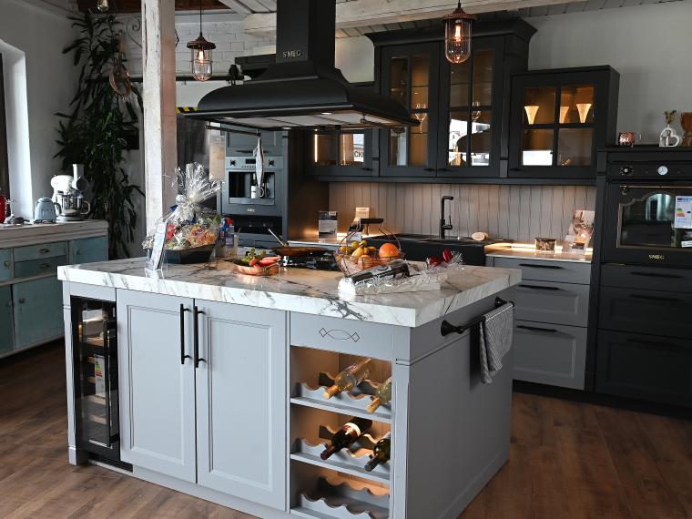 Moderne Landhausküche mit Pizzabackofen