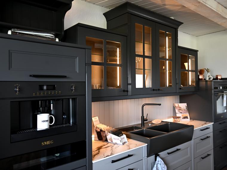 Moderne Landhausküche mit Pizzabackofen