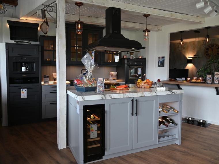 Moderne Landhausküche mit Pizzabackofen
