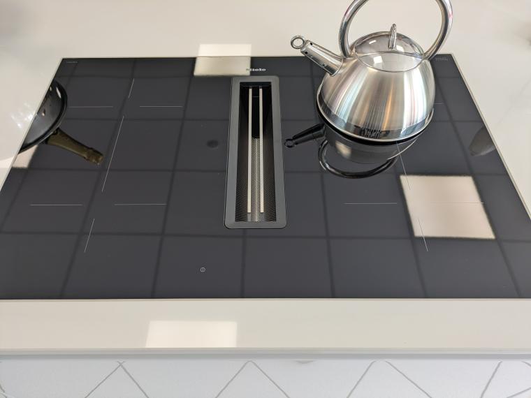 Küchentraum, grifflos, große Kochinsel mit Muldenlüfter, Miele Geräte zum  Spitzenpreis