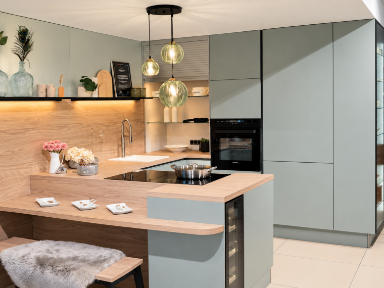 Häcker Designküche Eukalyptus |Neupreis 26.800 €|Jetzt 12.900,-€ Sitzplatz