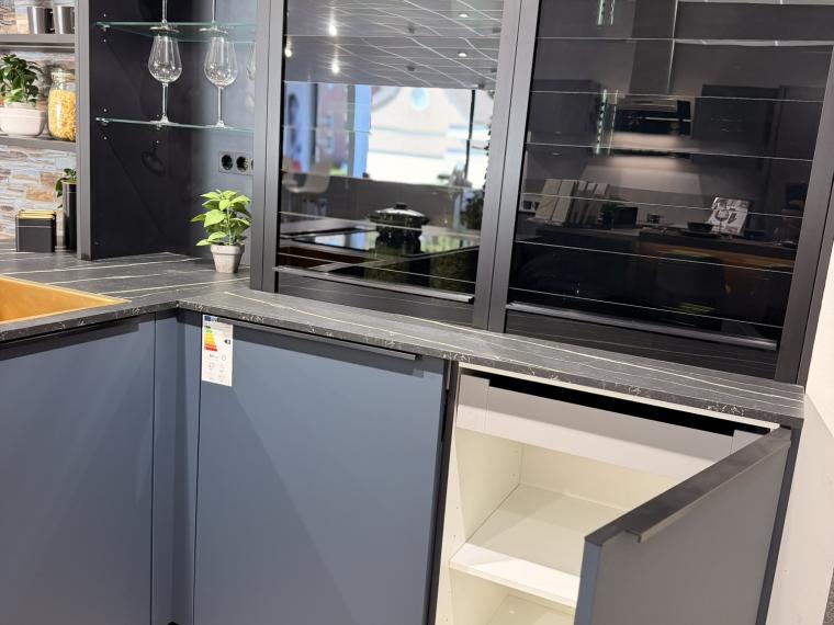 Moderne Küche in Fjordblau mit Marmoroptik