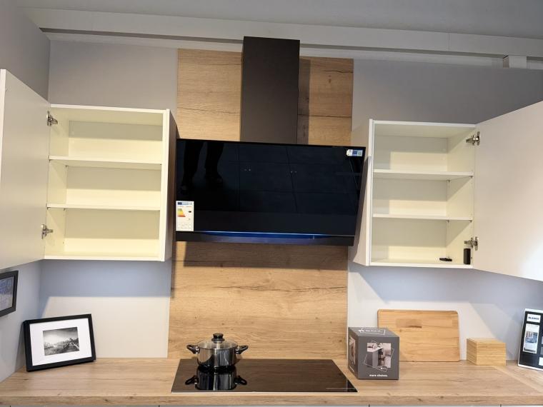 L-Küche in Mattweiß mit Holzoptik