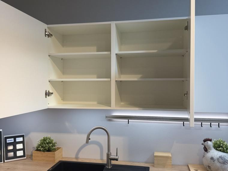 L-Küche in Mattweiß mit Holzoptik