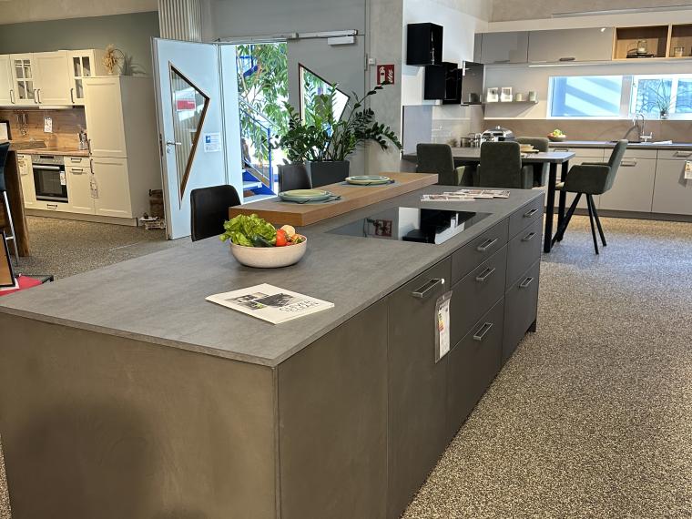 Ausstellungsküche Leicht Concrete ohne Geräte, gegen Aufpreis auch mit Geräte