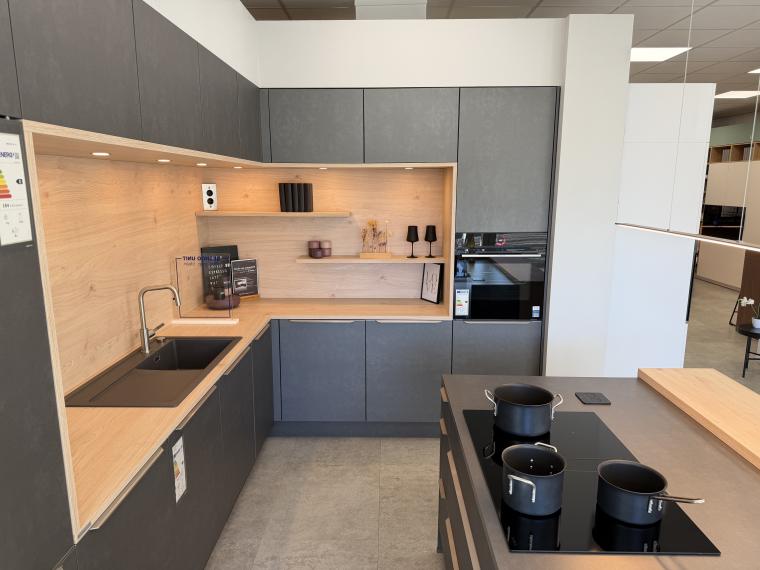 moderne Designküche in Stahl-Optik mit warmen Holzdekorelementen