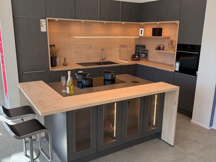 moderne Designküche in Stahl-Optik mit warmen Holzdekorelementen