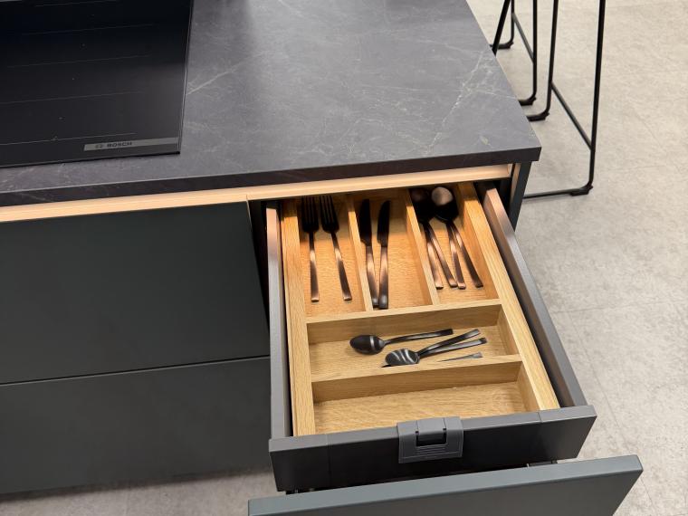 Küche in Blackgreen mit Eiche Cognac – modernes Design mit wohnlichem Charakter