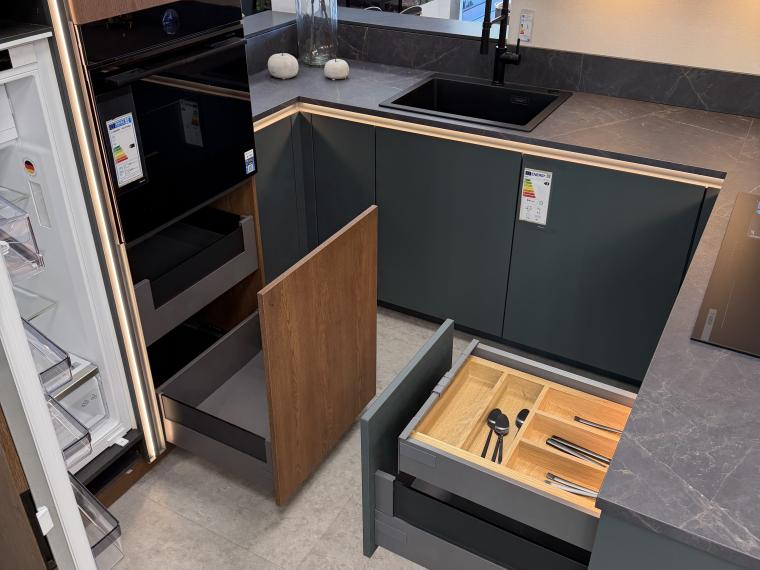 Küche in Blackgreen mit Eiche Cognac – modernes Design mit wohnlichem Charakter