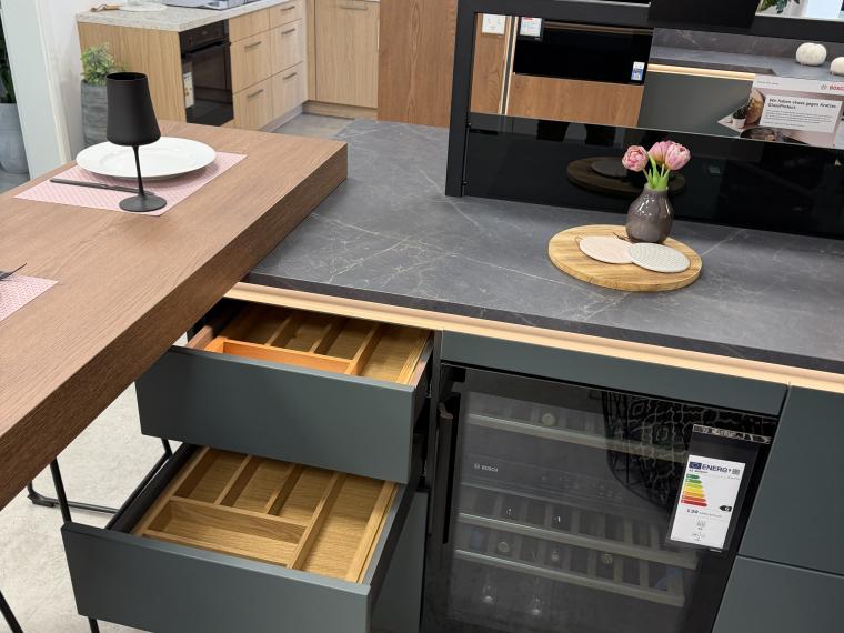 Küche in Blackgreen mit Eiche Cognac – modernes Design mit wohnlichem Charakter