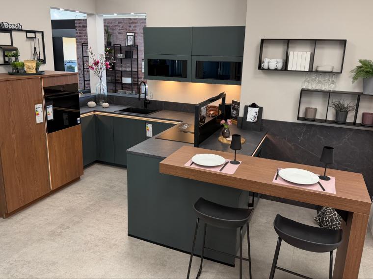 Küche in Blackgreen mit Eiche Cognac – modernes Design mit wohnlichem Charakter
