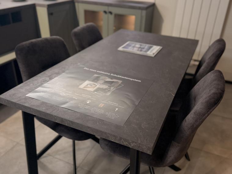 Nobilia Landhausküche in Lacklaminat Schilf & Schiefergrau – mit Granit-Arbeitsplatte, Tisch & 4 Stühlen