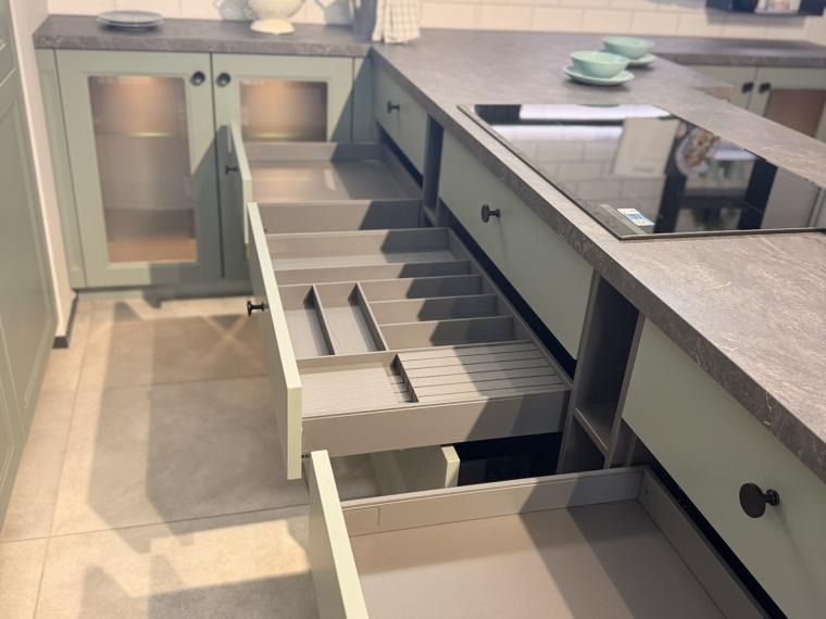 Nobilia Landhausküche in Lacklaminat Schilf & Schiefergrau – mit Granit-Arbeitsplatte, Tisch & 4 Stühlen