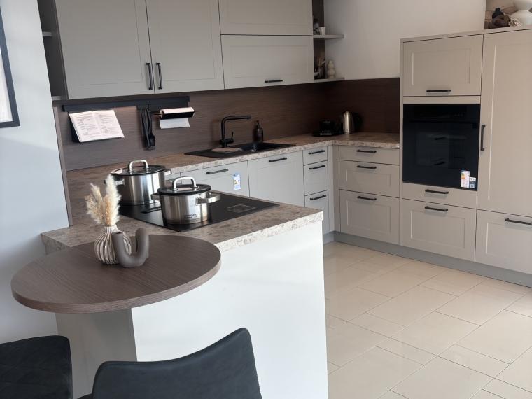 Moderne Landhausküche in Steinbeige
