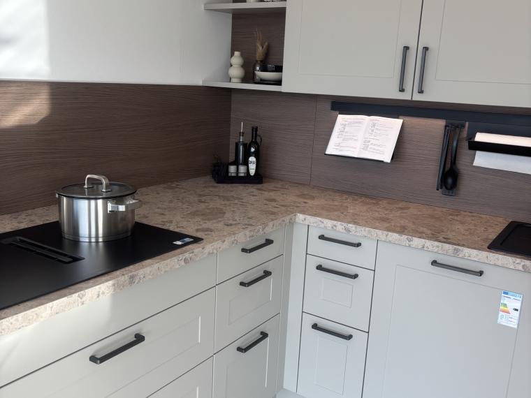 Moderne Landhausküche in Steinbeige