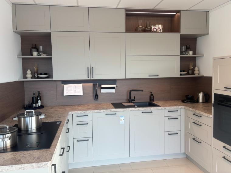 Moderne Landhausküche in Steinbeige