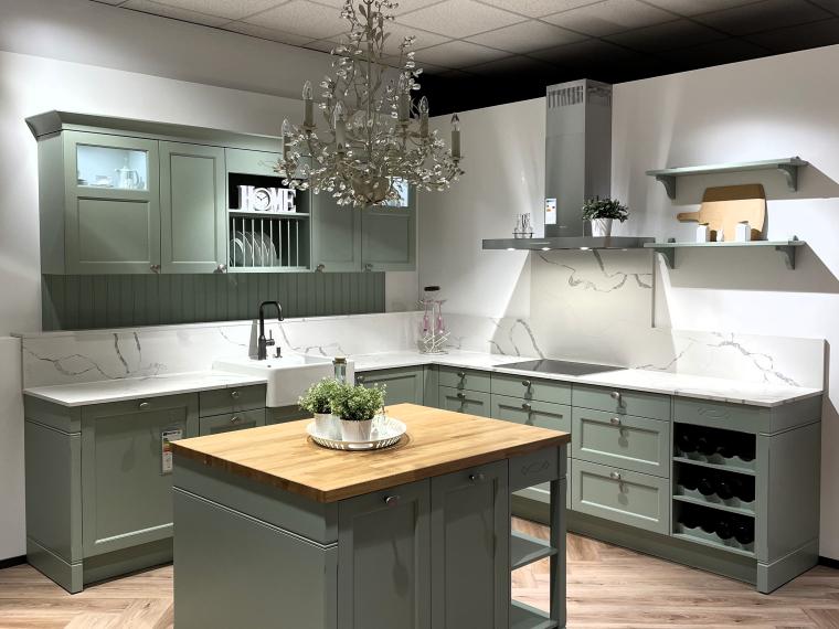 Landhausküche in Pastellgrün mit Quarz-Arbeitsplatten