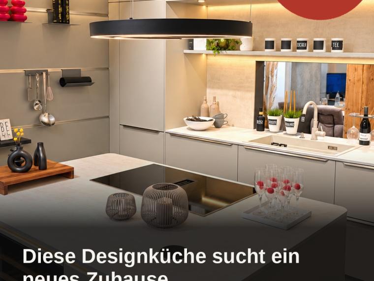 Exklusive Häcker Ausstellungsküche in Steinbeige (2026) – Designhighlight mit Miele-Geräten & einzigartiger Rundinsel