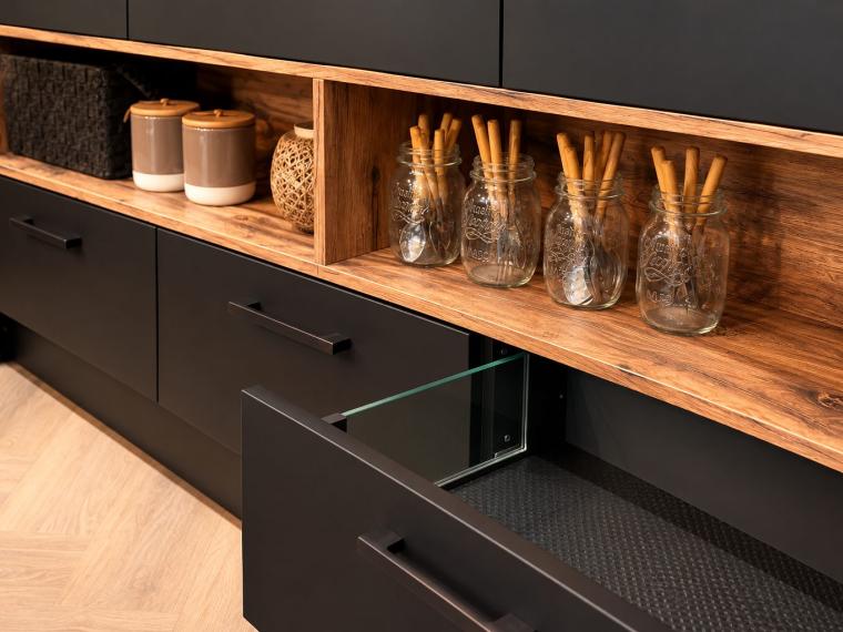 Luxe showroomkeuken in mat zwart en warm hout