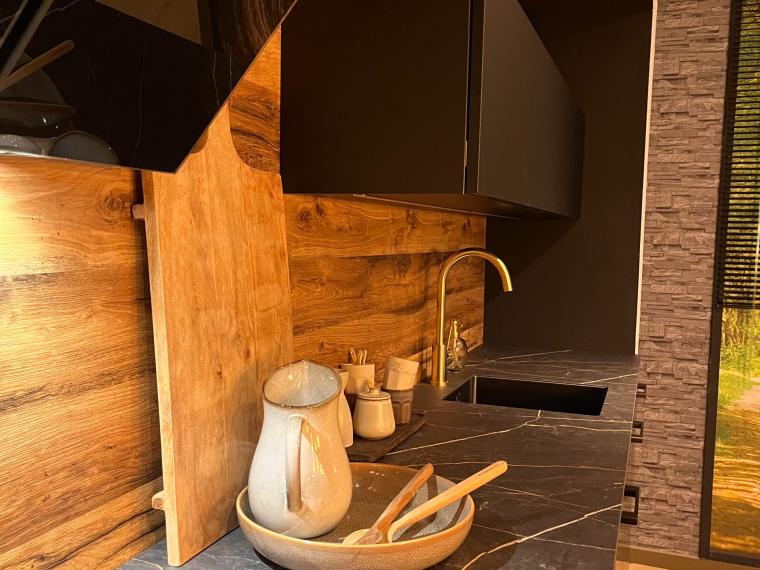 Luxe showroomkeuken in mat zwart en warm hout