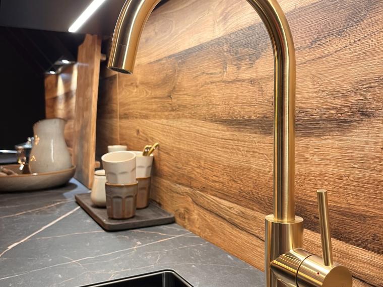 Luxe showroomkeuken in mat zwart en warm hout