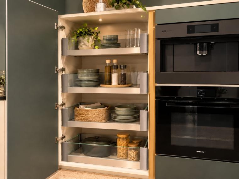 Stijlvolle greeploze L-vormige showroomkeuken met tafel