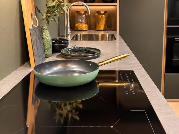 Stijlvolle greeploze L-vormige showroomkeuken met tafel