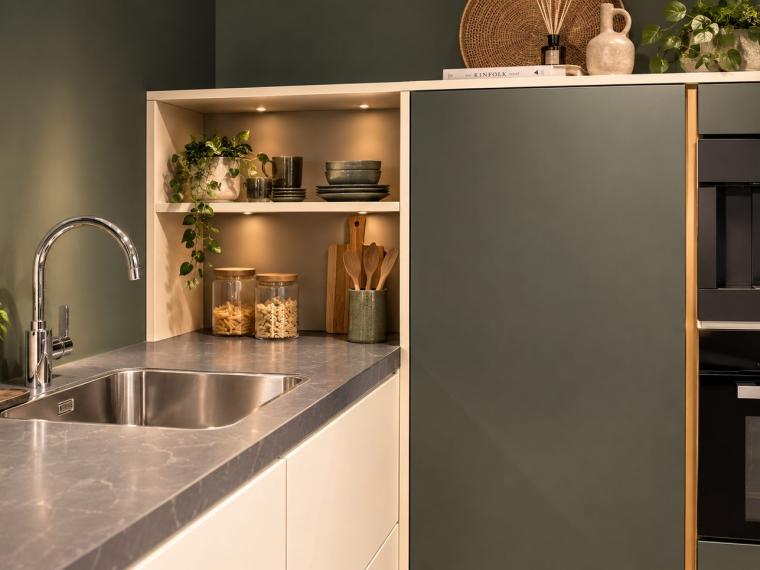 Stijlvolle greeploze L-vormige showroomkeuken met tafel
