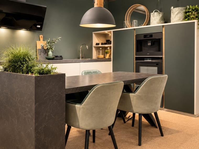 Stijlvolle greeploze L-vormige showroomkeuken met tafel