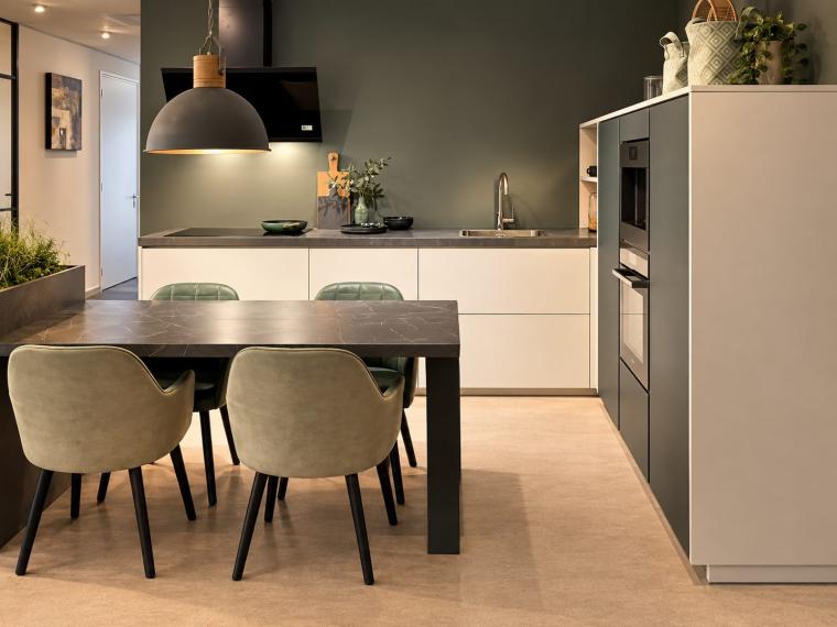 Stijlvolle greeploze L-vormige showroomkeuken met tafel