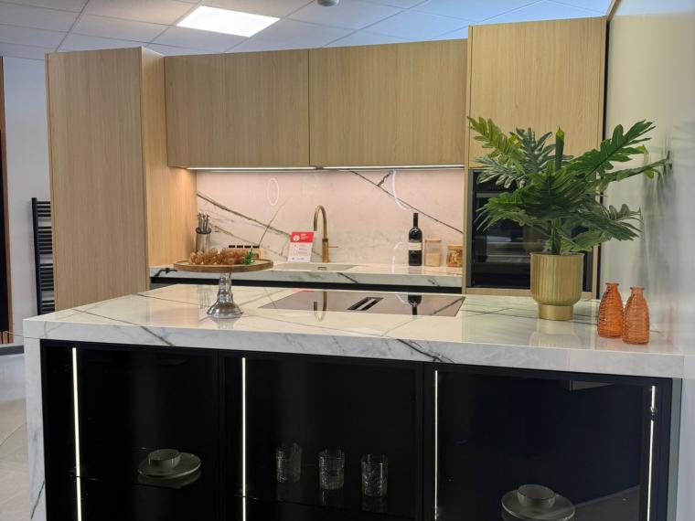 Luxe keuken van Pure met kookeiland
