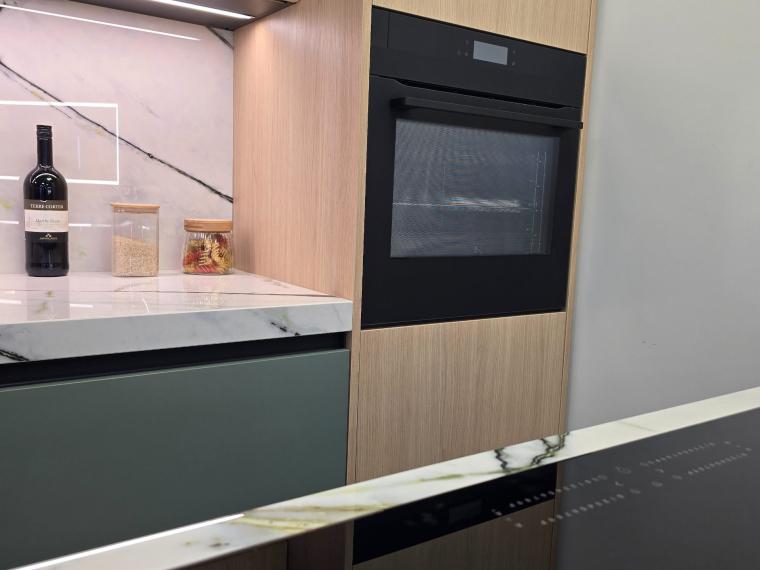 Luxe keuken van Pure met kookeiland