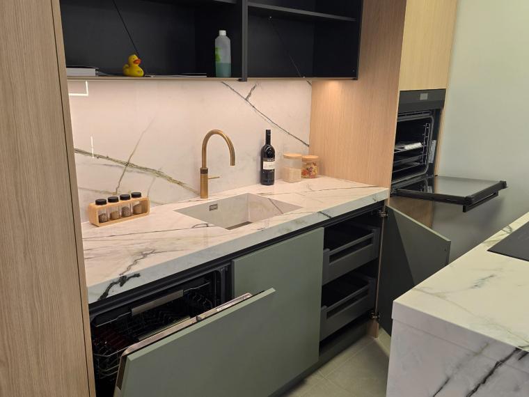 Luxe keuken van Pure met kookeiland